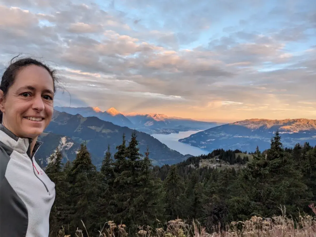 Linda vor dem malerischer Sonnenaufgang über dem Thunersee von der Schynige Platte