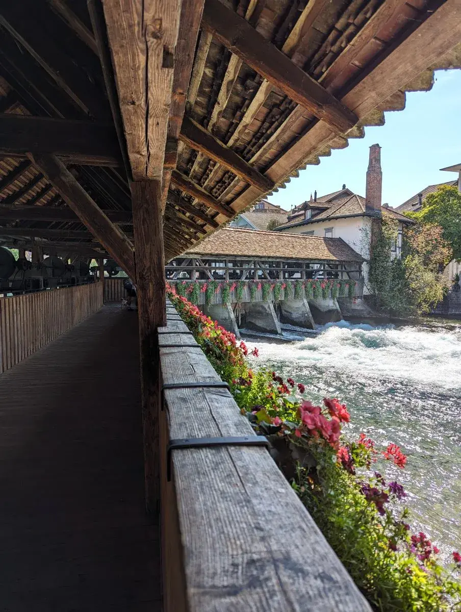 Hölzerne Mühleschleuse, geschmückt mit Bluemen, nur eine der Thun Sehenswürdigkeiten