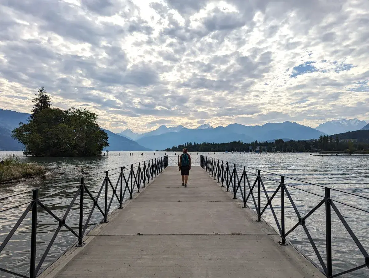 Linda auf einem Bootssteg im Bonstettenpark am Ufer des Thunersee, der ins Wasser hinausführt. 