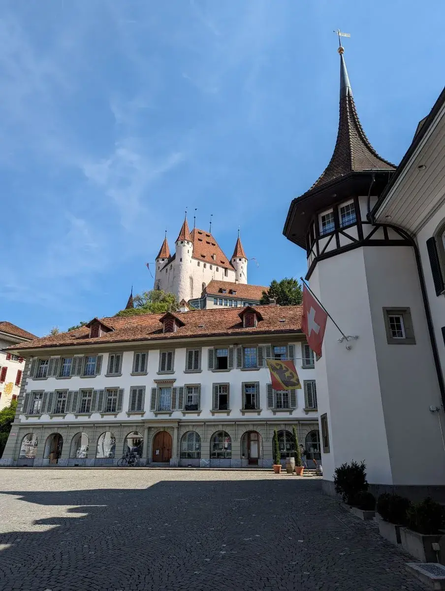 Rathausplatz Thun und im Hintergrund der weisse Turm des Schloss Thun
