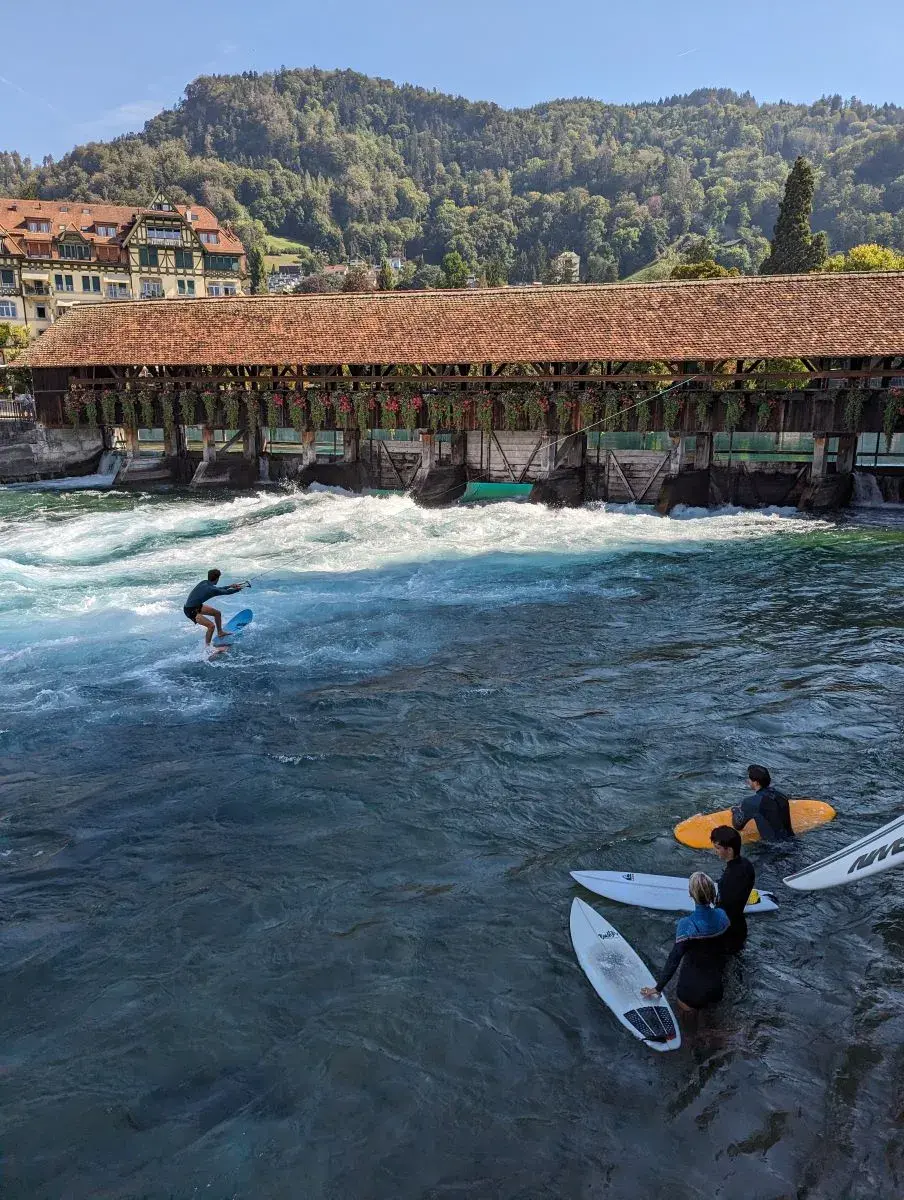 Surfer an der hölzernen Scherzligschleuse, geschmückt mit Bluemen, nur eine der Thun Sehenswürdigkeiten