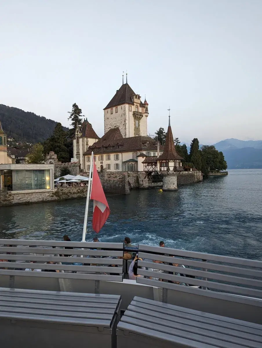 Schloss Oberhofen unweit von Thun am Ufer des Thunersee