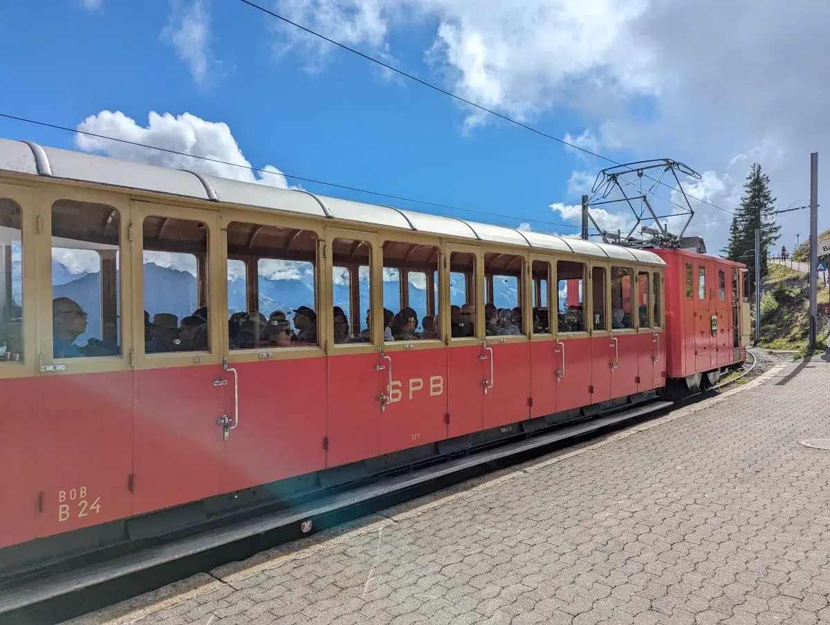 Rot-gelbe Schynige Platte Bahn im Bahnhof von Wilderswil