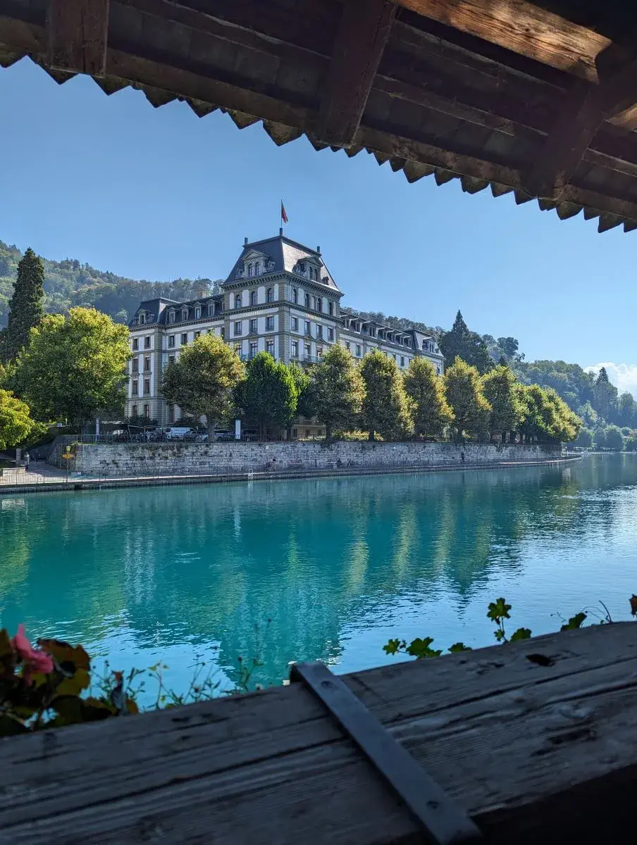 Thunerhof und davor die hellblaue Aare, eine der Thun Sehenswürdigkeiten