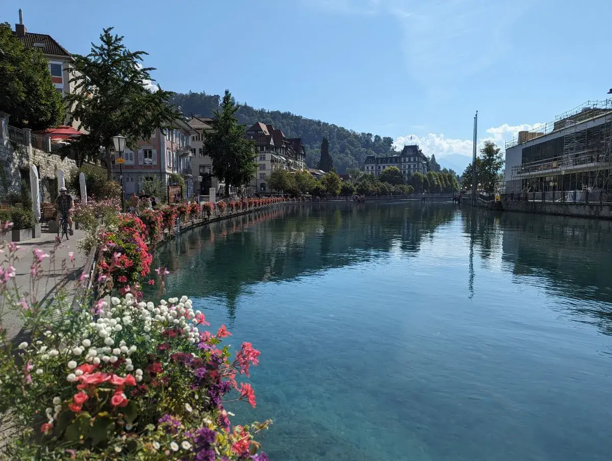 Mit Blumen geschmückter Uferweg entlang der Aare und des Thunersee nach Hünibach
