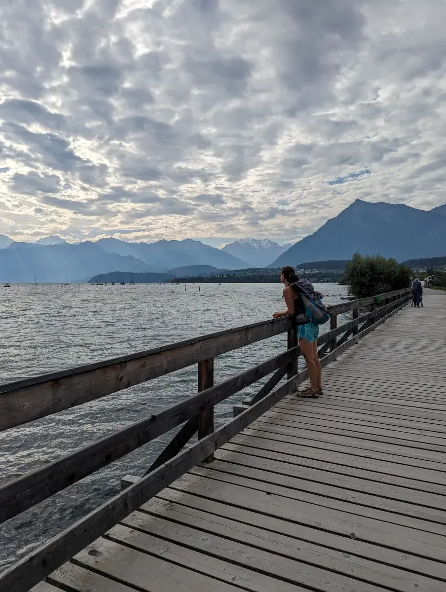 Linda steht auf einem Holzsteg, einem Teil des Wanderweg ViaBerna am Thunersee der direkt am Wasser entlang führt