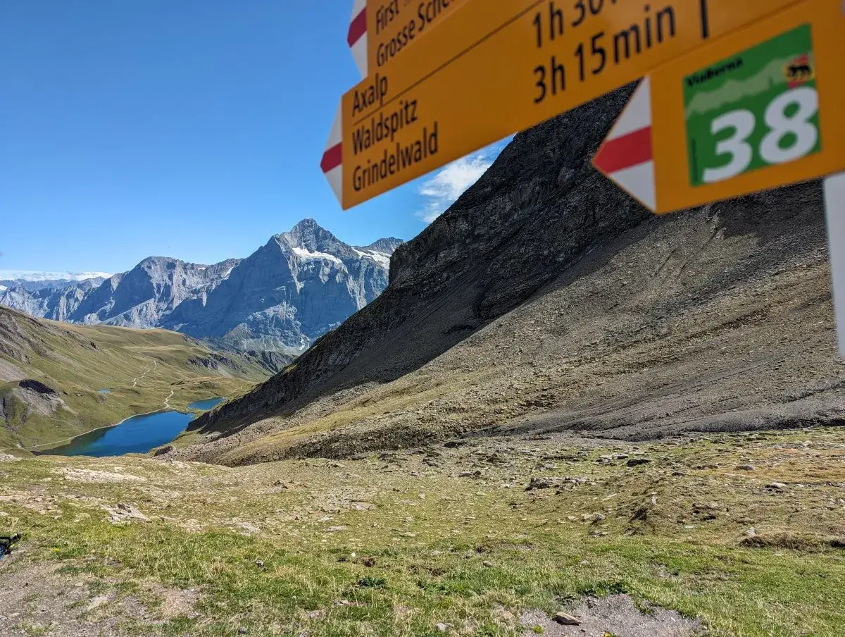 Wanderwegweiser der ViaBerna mit Blick in Richtung Bachalpsee