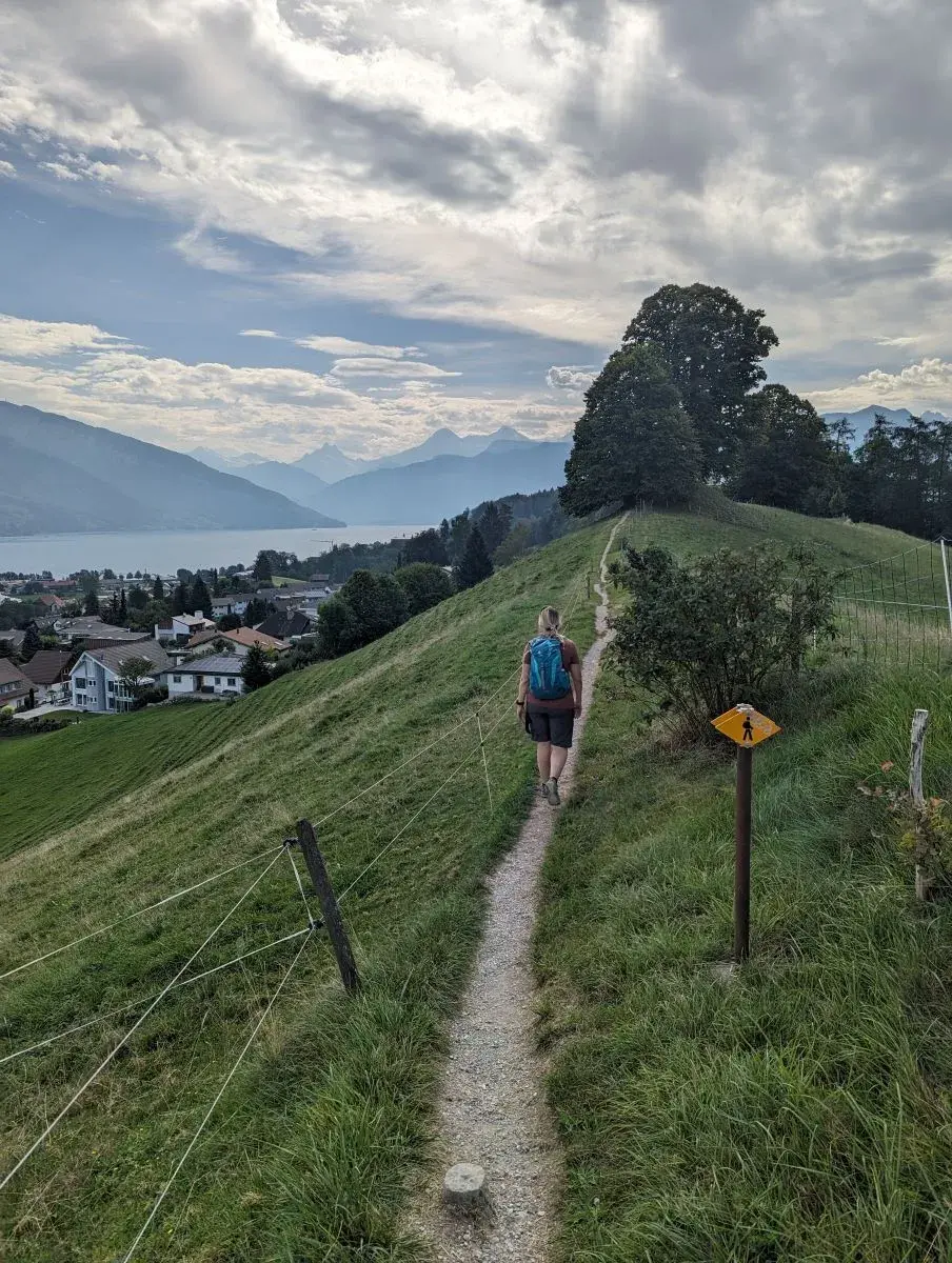 Linda vor dem Wegweiser der ViaBerna oberhalb des Thunersee