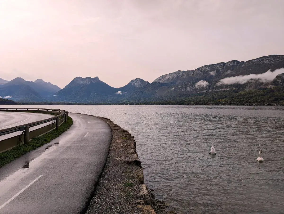 Breite Asphaltspur, direkt neben dem Wasser. Der Annecy See Radweg bei Angon, auf der Ostseite