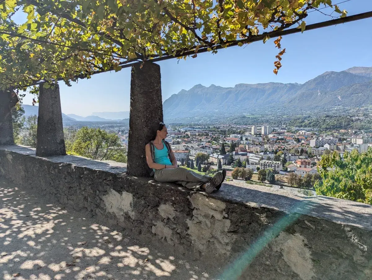 Linda geniesst den Ausblick vom Sarazenenturmgarten von Conflans auf die anderen Albertville Sehenswürdigkeiten