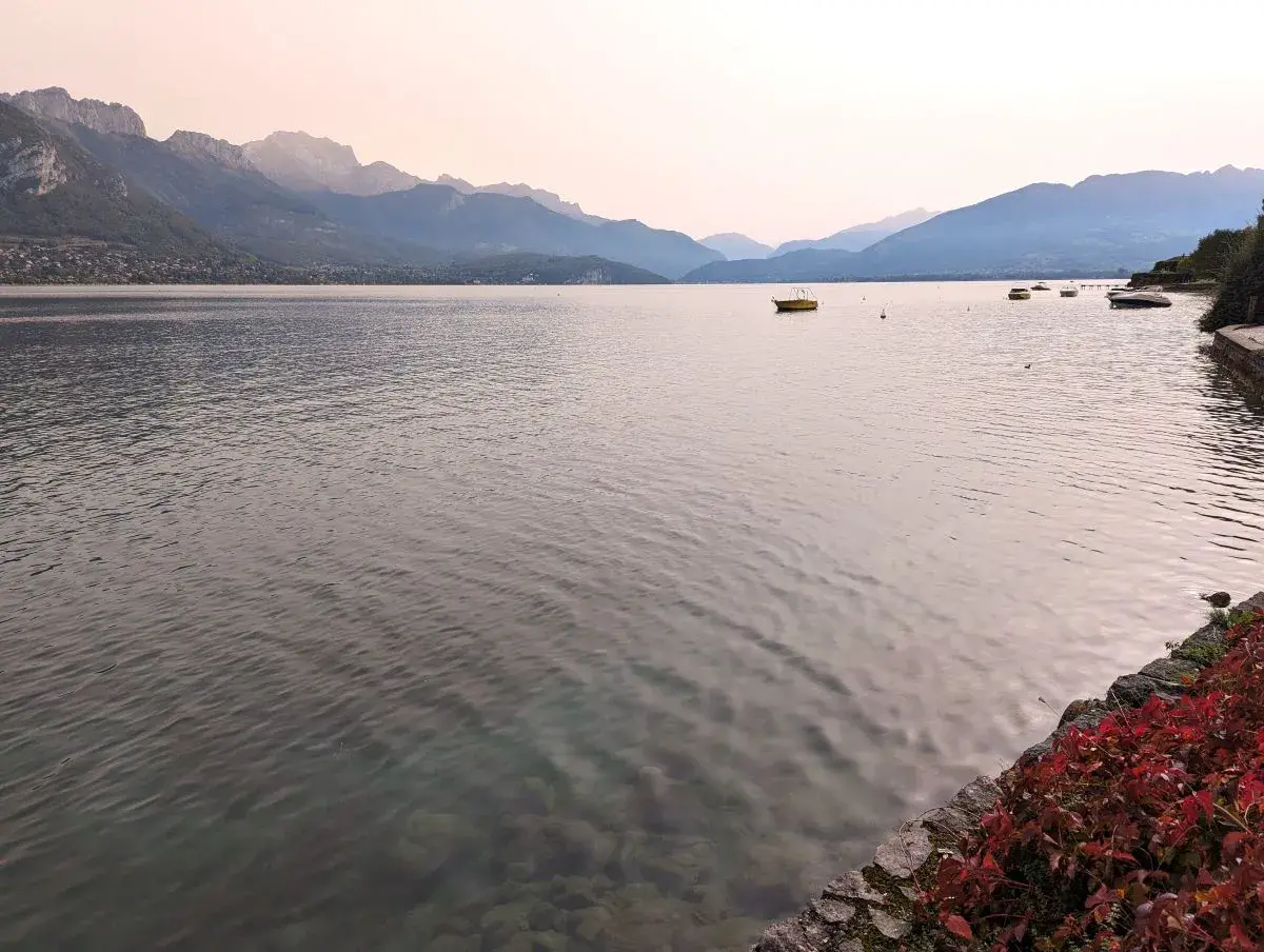 Berge und Seeufer des Lac d'Annecy, nordlich von Servier aus gesehen