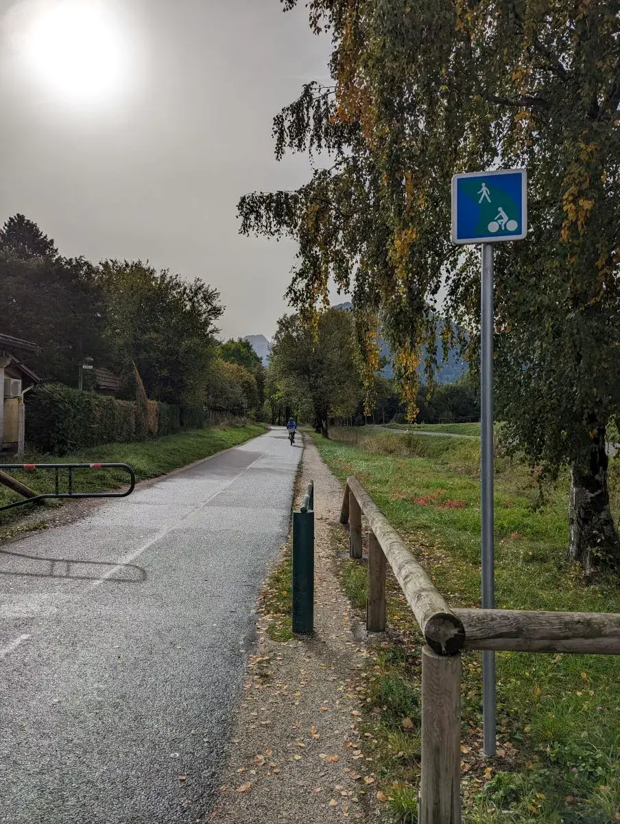 Beschilderung entlang des Annecy See Radweg