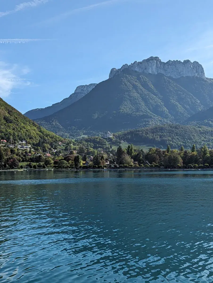 Blick auf Menthon und das Seeufer vom Schiff aus