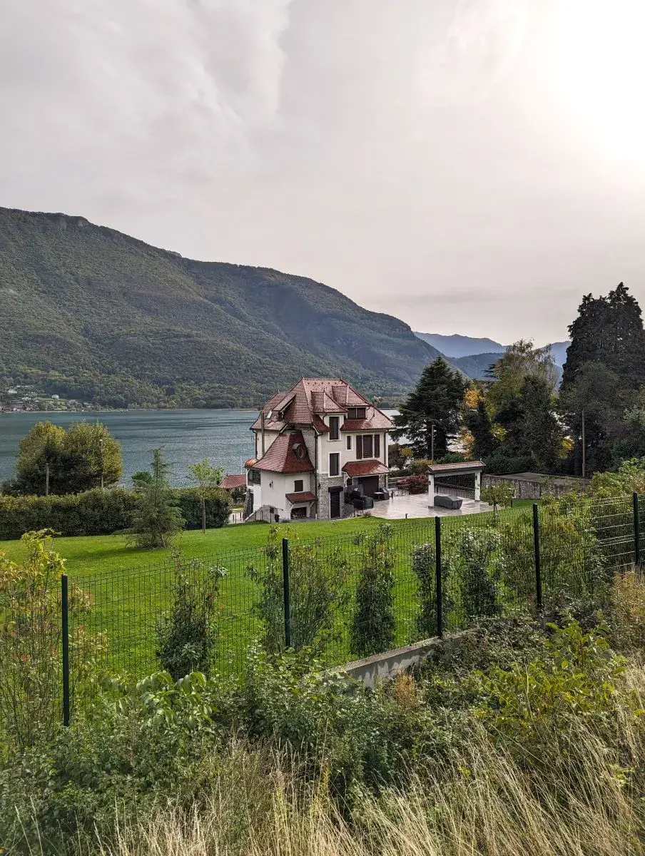 Blick auf den See und eine schöne Villa am Westufer des Annecy See