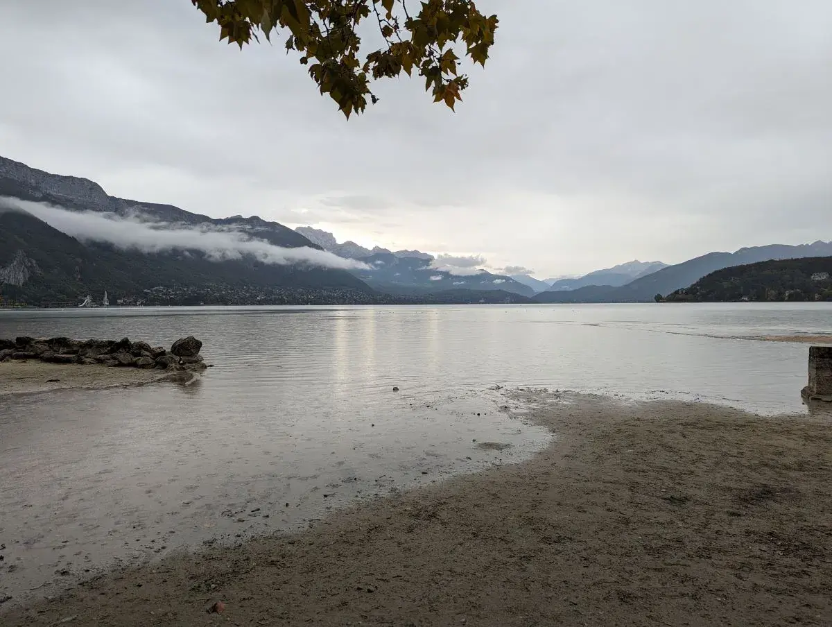 Blick von Annecy-le-Vieux am Nordufer über den See von Annecy