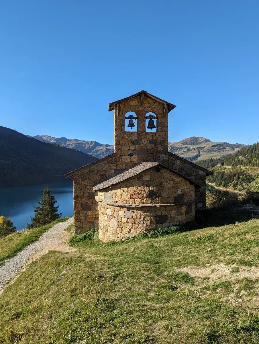 Chapelle de Roselend unterhalb des Cormet de Roselend