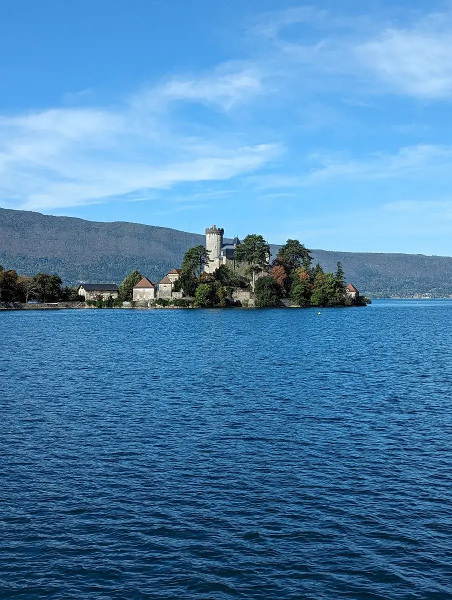 Chateau de Duingt im Lac d'Annecy von Süden