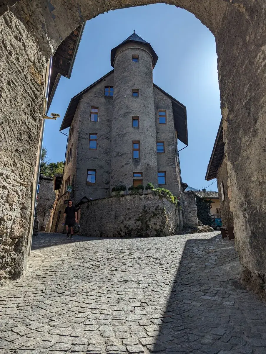 Blick durch das Stadttor von Conflans in die Altstadt von Albertville