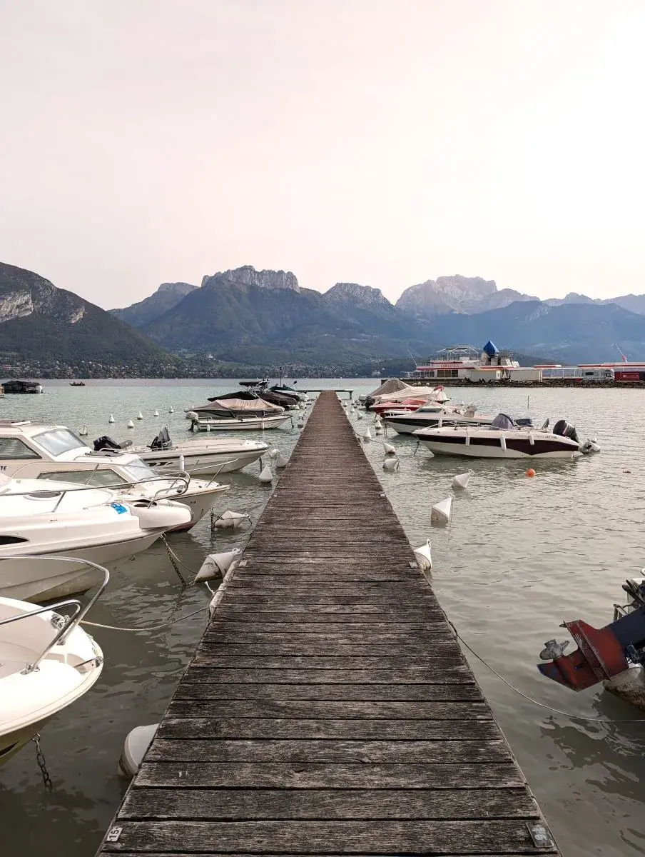 Einer von vielen Stegen am Annecy See