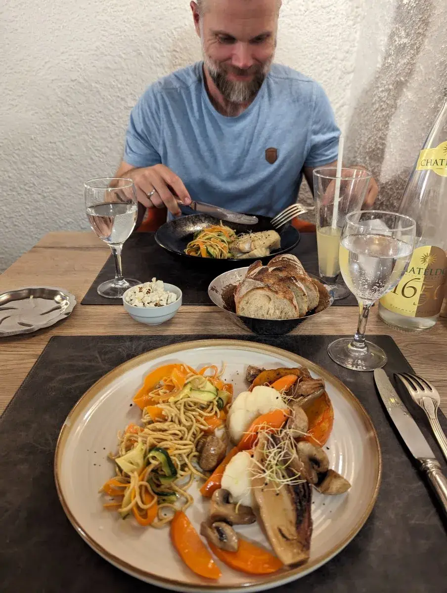 Linda sitzt im Restaurant von Albertville und isst ihr Abendessen