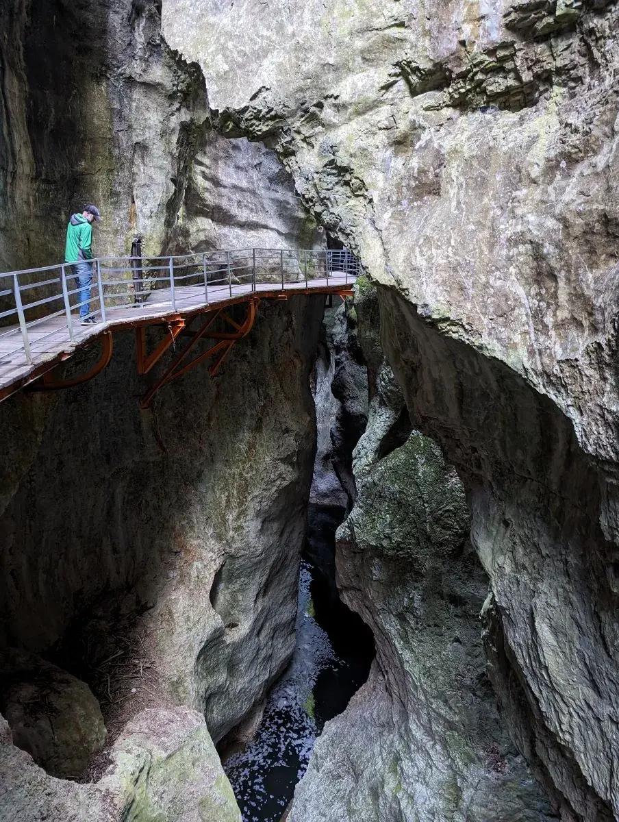 Jan auf den Holzstegen der Gorges du Fier