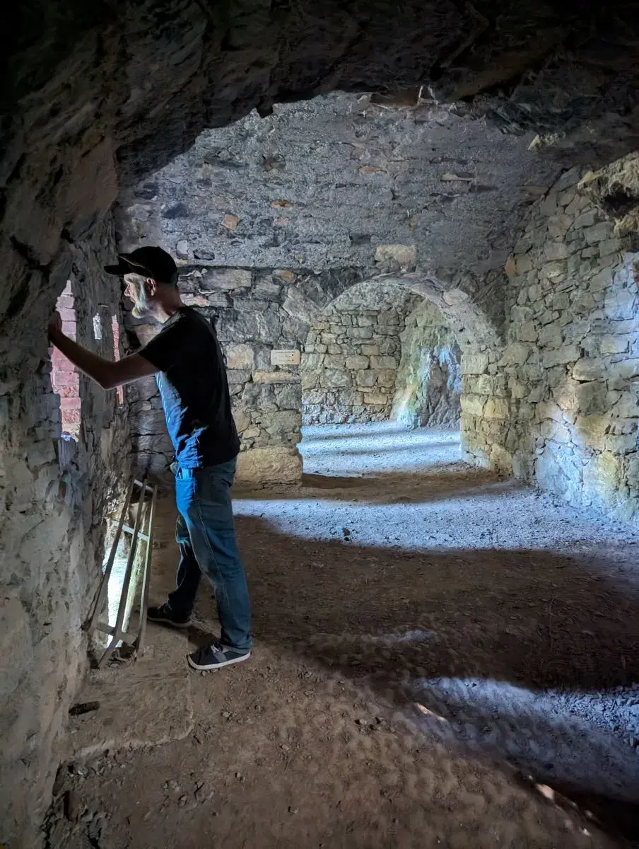 Jan in den Kasematten auf der Tour du Fort im Fort de Tamie oberhalb von Albertville