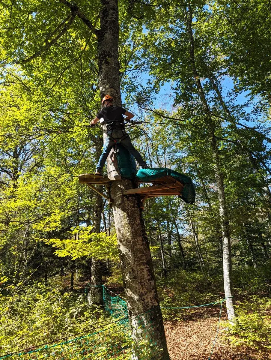 Jan klettert im Adventure Park im Fort de Tamie, eine der Albertville Sehenswürdigkeiten