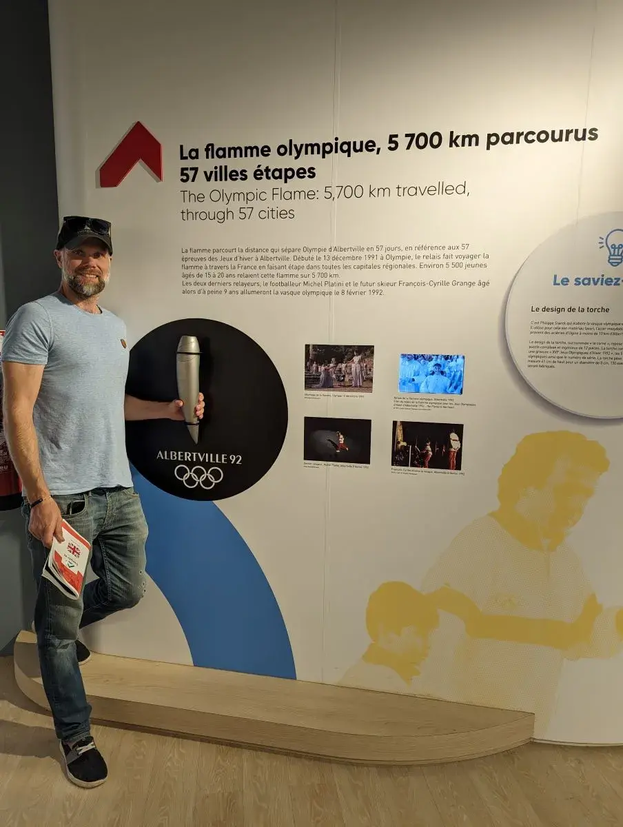 Jan mit der olympischen Fackel in der Olympia-Ausstellung Tremplin 92, eine der Albertville Sehenswürdigkeiten