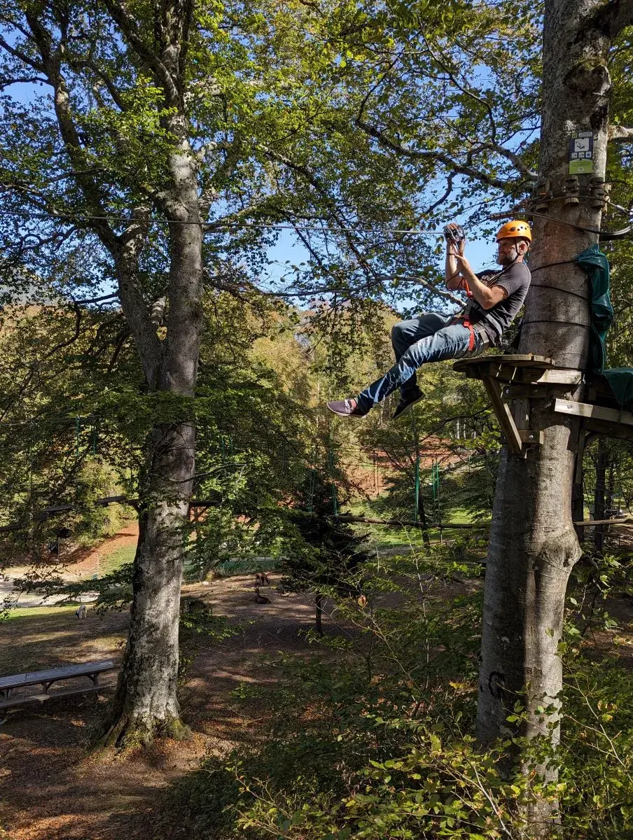 Jan schwingt sich durch den Adventure Park im Fort de Tamie, eine der Albertville Sehenswürdigkeiten