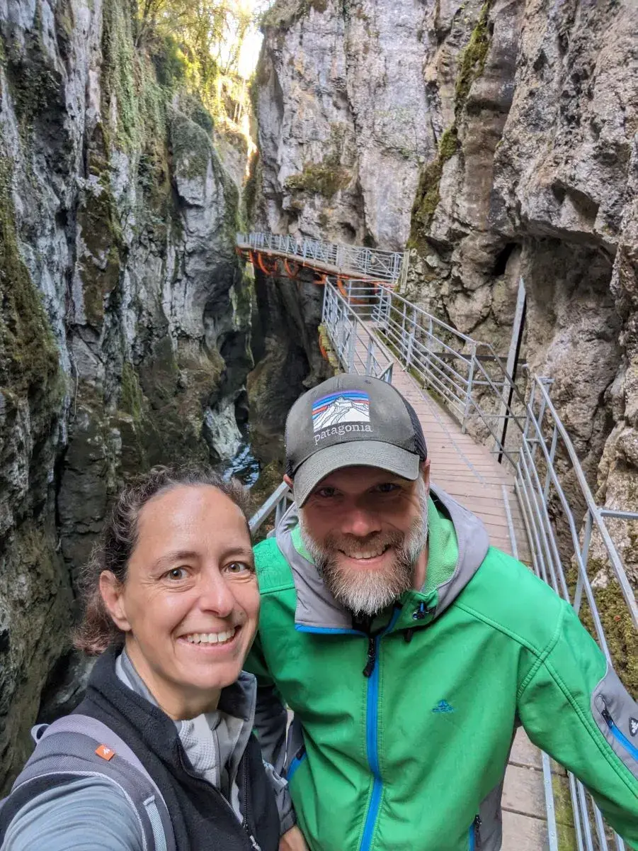 Jan und Linda auf den Holzstegen der Gorges du Fier