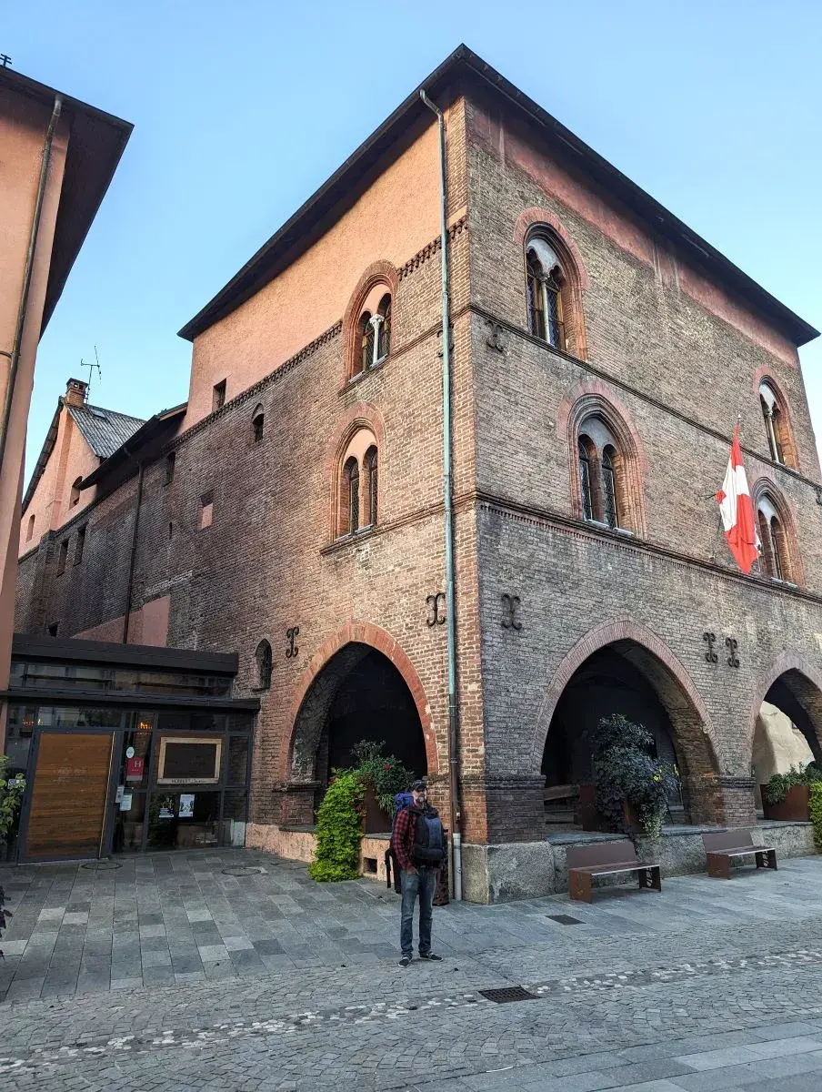 Jan vor dem Hoteleingang und dem Roten Haus von Conflans