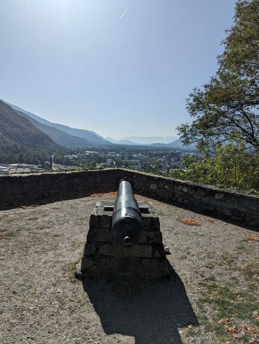Kanone mit Blick von Conflans auf die anderen Albertville Sehenswürdigkeiten im Tal