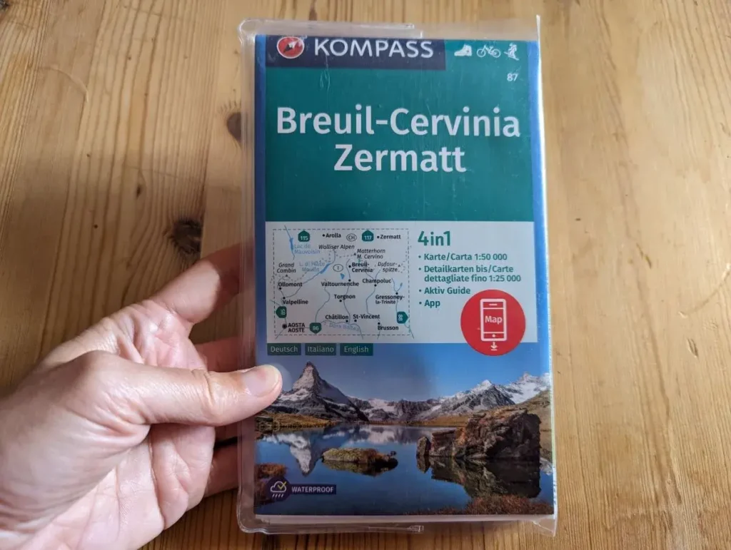 Linda hält die Kompass Wanderkarte von Breuil Cervinia in der Hand