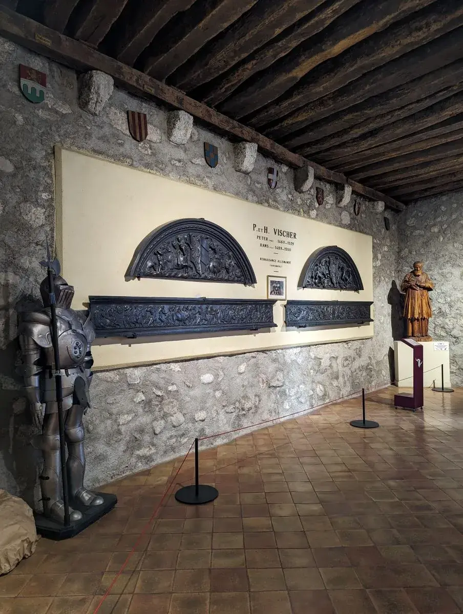 La salle des bronzes im Chateau de Montrottier