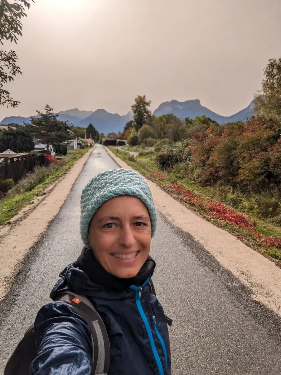 Linda auf dem schnurgeraden Annecy See Radweg