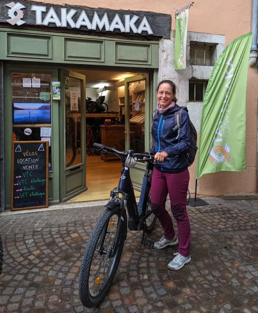 Linda beim Annecy Fahrradverleih für die Radtour um den Annecy See