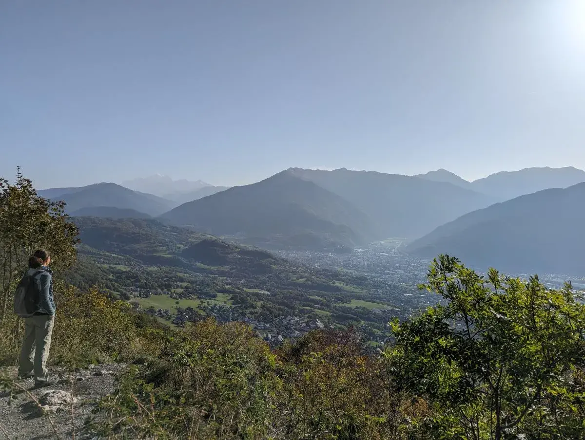 Linda geniesst die Aussicht auf die Albertville Sehenswürdigkeiten vom Fort de Tamie aus. Mont Blanc im Hintergrund