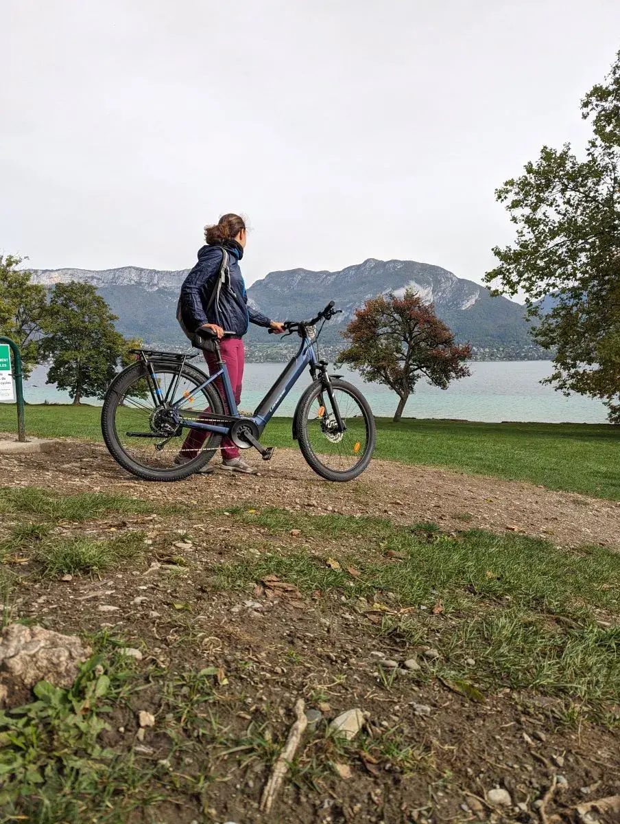 Linda und ihr Fahrrad auf dem Annecy See Radweg