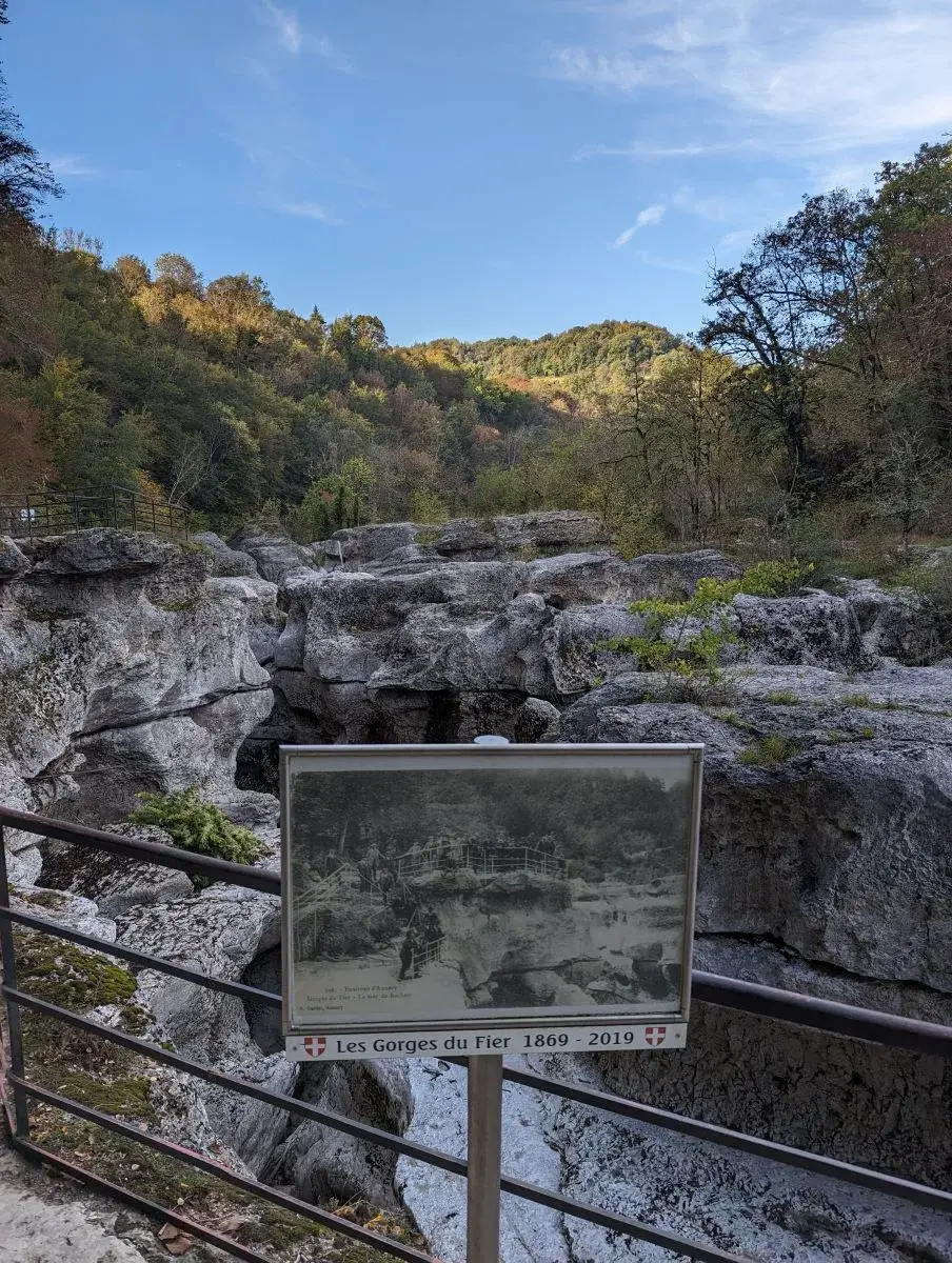 Hinweisschild zum Mer des Roches in der Gorges du Fier