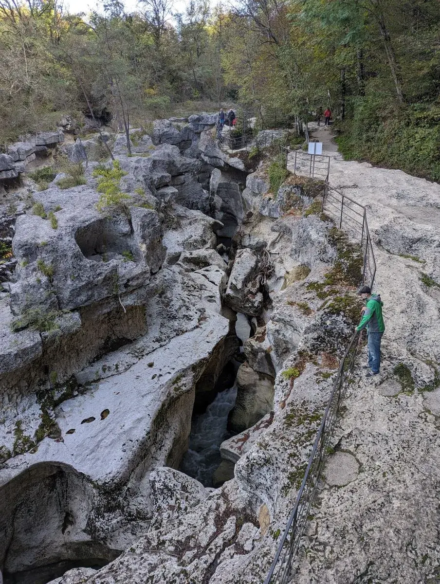 Jan blickt auf die großen Steine und Felsen des Mer des Roches in der Gorges du Fier