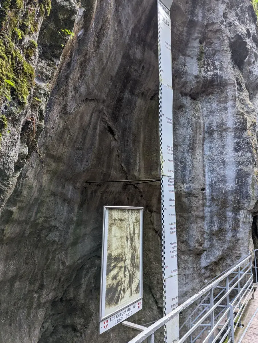 Messlatte des Pegelstandesin der Gorges du Fier