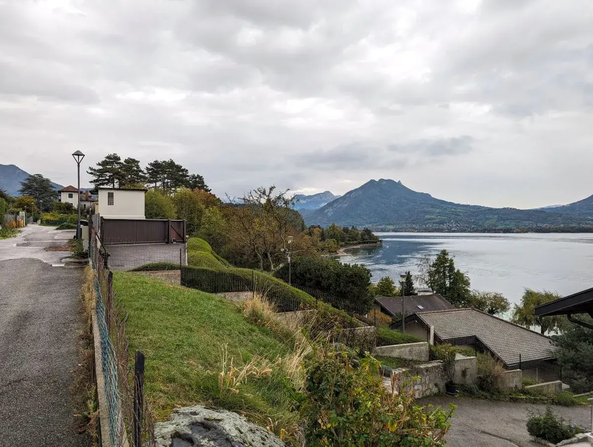 Nebenstrasse am Annecy See Ostufer
