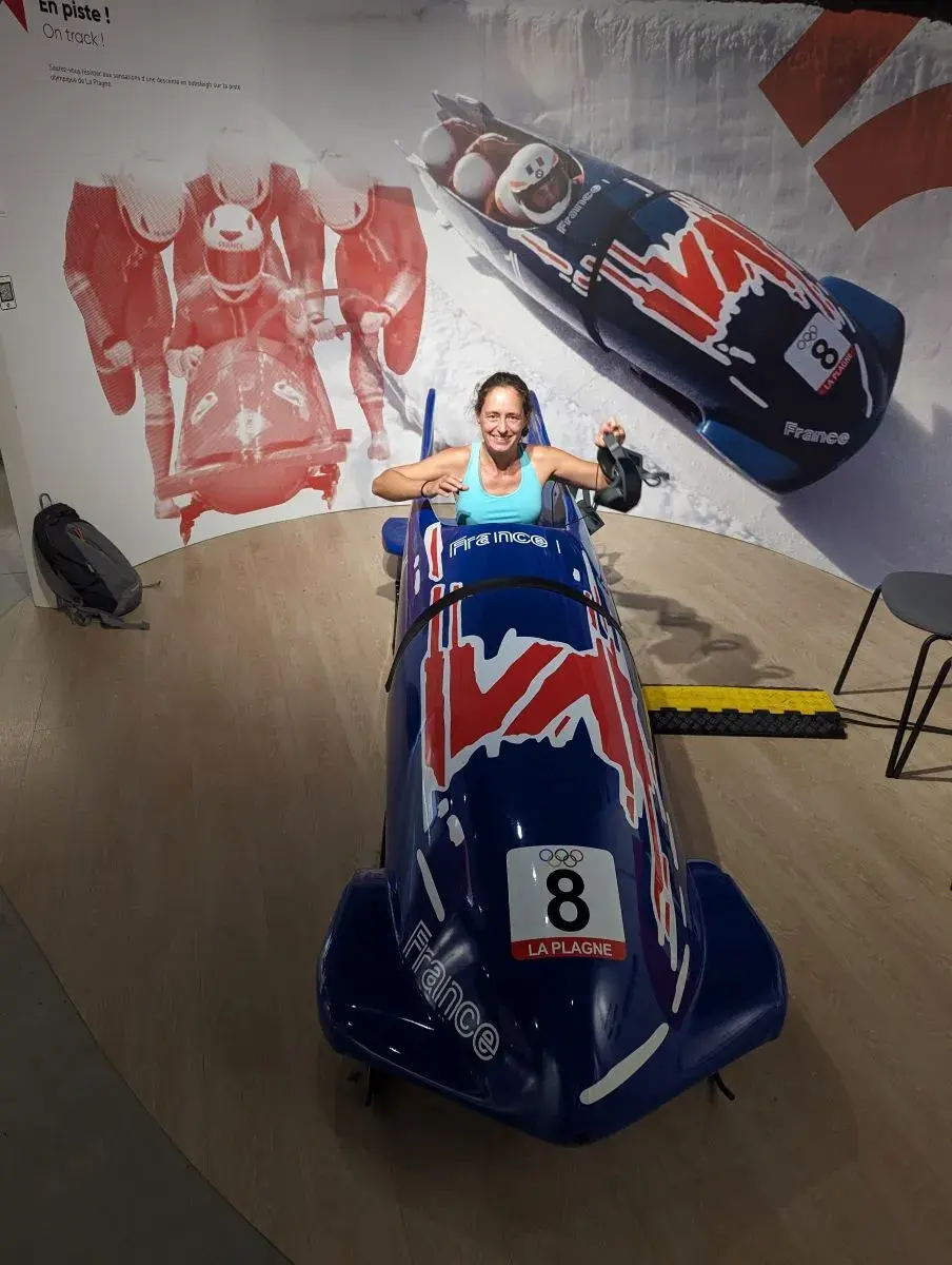 Linda in einem olympischen Bob der Ausstellung Tremplin 92, eine der Albertville Sehenswürdigkeiten