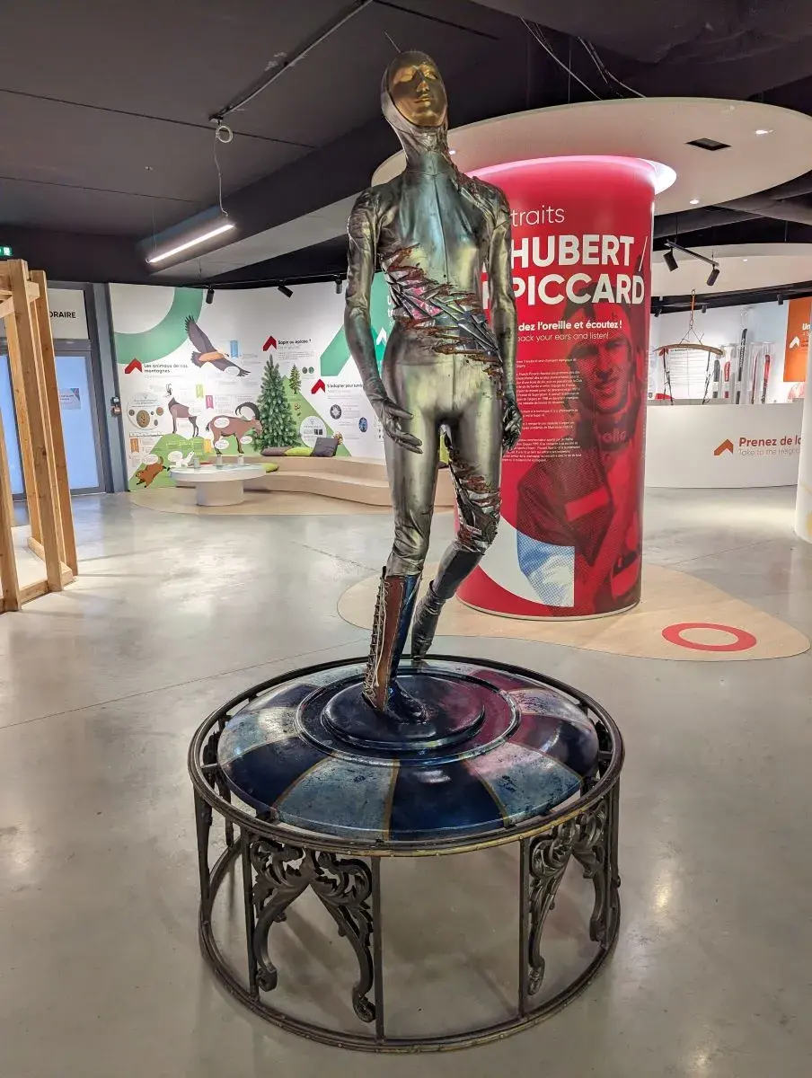 Ein Originalkostüm innerhalb der Olympia-Ausstellung Tremplin 92, eine der Albertville Sehenswürdigkeiten