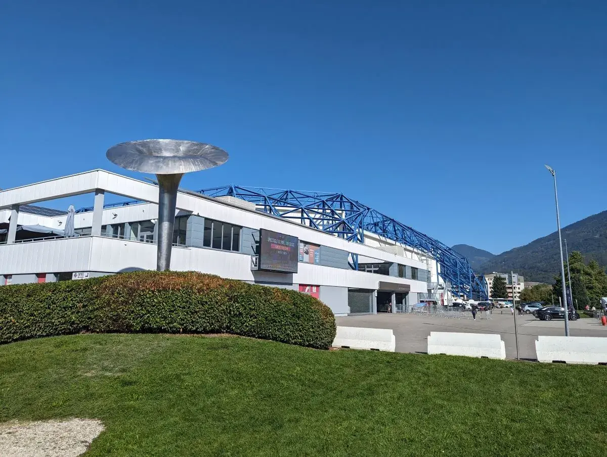 Olympiahalle und die olympische Fackel von Albertville