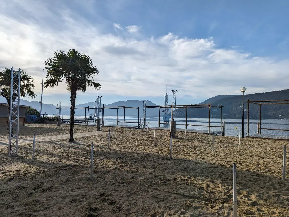 Der leere Plage Imperial, Strand von Annecy, am frühen Morgen