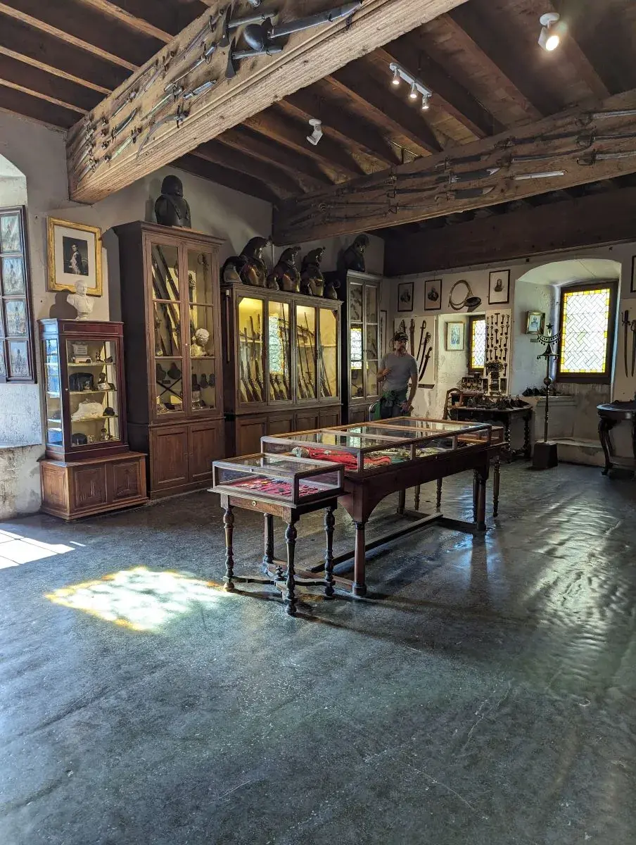 Salle des armes im Chateau de Montrottier