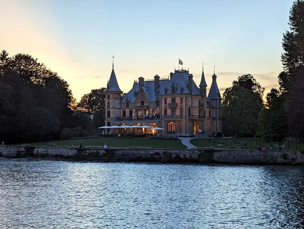 Schloss Schadau, eines der Thunersee Schlösser, am Abend von der Fähre aus