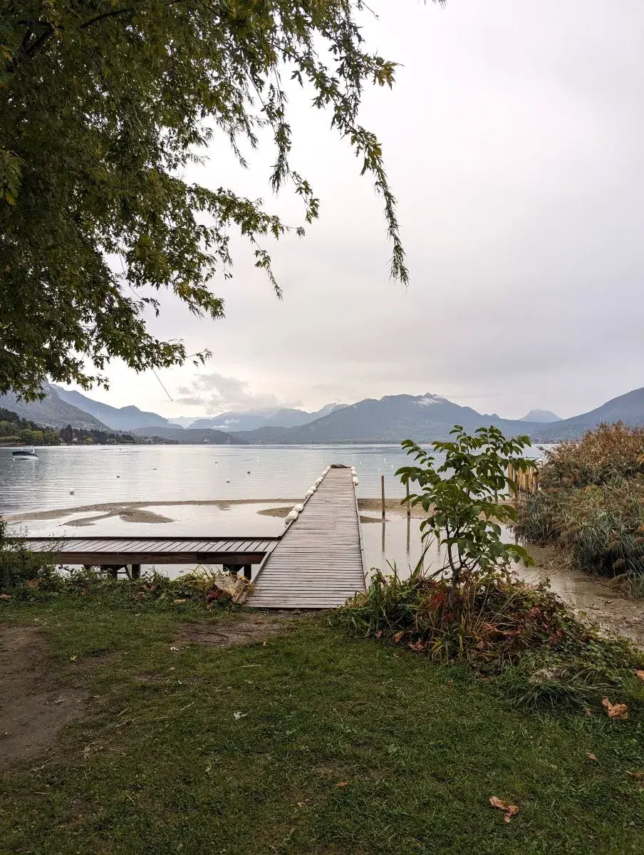 Seeufer und Steg bei Annecy-le-Vieux