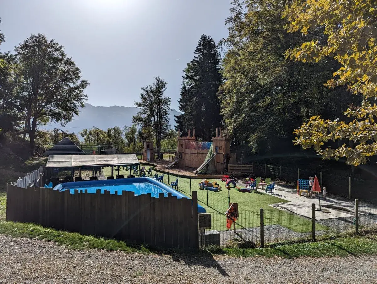 Spielplatz und Wasserbecken für Kinder im Fort de Tamie